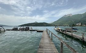 Studio Le Beach du Lac d'Annecy avec les pieds dans l eau, plage et ponton privé